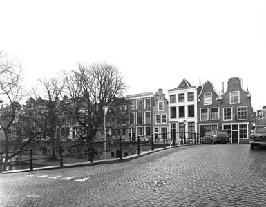 815580 Gezicht op de voorgevels van de panden Oudegracht 323 (rechts)-hoger te Utrecht; op de voorgrond de Geertebrug.